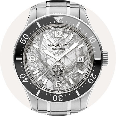 Montre Montblanc 1858 sur un fond beige.